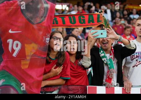 Lissabon, Portugal. September 2024. Portugiesische Fans haben beim Fußball-Spiel der Gruppe A1 der UEFA Nations League zwischen Portugal und Kroatien im Estadio da Luz Fotos gemacht. Endpunktzahl: Portugal 2:1 Kroatien Credit: SOPA Images Limited/Alamy Live News Stockfoto