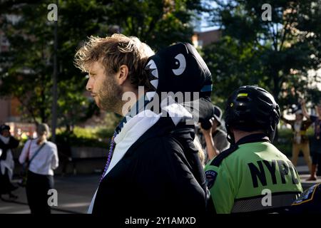 New York, New York, USA. September 2024. Ein verhafteter Klimaaktivist, verkleidet als Orcas-Wal, wird von der Polizei während eines gewaltfreien Protests gegen zivilen Ungehorsam vor dem Hauptquartier der Citigroup am 5. September 2024 in New York City mitgenommen. Der historische „Summer of Heat“ an der Wall Street hat mittlerweile über 600 Verhaftungen erreicht, und über 5.000 Menschen haben sich an der Kampagne zur Beendigung der Finanzierung fossiler Brennstoffe durch die Wall Street beteiligt. (Kreditbild: © Michael Nigro/Pacific Press via ZUMA Press Wire) NUR REDAKTIONELLE VERWENDUNG! Nicht für kommerzielle ZWECKE! Stockfoto