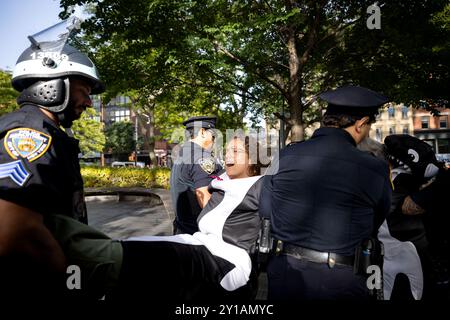 New York, New York, USA. September 2024. Ein verhafteter Klimaaktivist, verkleidet als Orcas-Wal, wird von der Polizei während eines gewaltfreien Protests gegen zivilen Ungehorsam vor dem Hauptquartier der Citigroup am 5. September 2024 in New York City mitgenommen. Der historische „Summer of Heat“ an der Wall Street hat mittlerweile über 600 Verhaftungen erreicht, und über 5.000 Menschen haben sich an der Kampagne zur Beendigung der Finanzierung fossiler Brennstoffe durch die Wall Street beteiligt. (Kreditbild: © Michael Nigro/Pacific Press via ZUMA Press Wire) NUR REDAKTIONELLE VERWENDUNG! Nicht für kommerzielle ZWECKE! Stockfoto