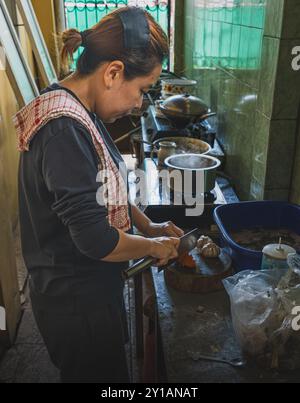 Balikpapan, Indonesien - 4. August 2024. Kochen ist eine tägliche Aufgabe in der Küche. Stockfoto
