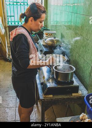 Balikpapan, Indonesien - 4. August 2024. Die aromatische Suppe, die fröhlich im Topf sprudelt, ist fast fertig zum Servieren. Stockfoto