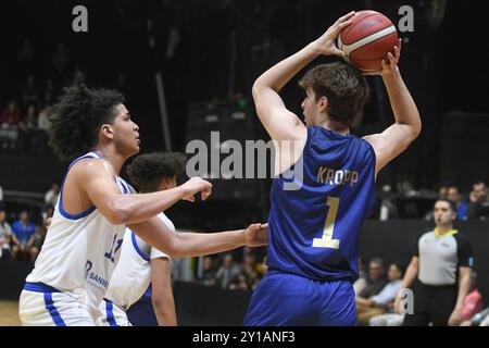 Tyler Kropp (Argentinien), Wilmer De La Rosa (Dominikanische Republik). FIBA Basketball Americup U18 - Buenos Aires 2024 Stockfoto