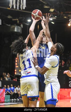 Tyler Kropp (Argentinien), Wilmer De La Rosa (Dominikanische Republik). FIBA Basketball Americup U18 - Buenos Aires 2024 Stockfoto