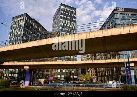 Bukarest, Rumänien – 04. September 2024: Das Logo des britischen Finanztechnologieunternehmens Finastra, Bitdefender und IBM wird auf ihrem Hauptsitz gesehen Stockfoto