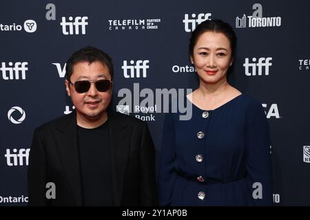 Ein. September 2024. Jia Zhangke, Zhao Tao bei Arrivals für „FANG BY THE TIDES“ Premiere beim Toronto International Film Festival (TIFF) 2025, TIFF Lightbox, Toronto, ON, 05. September, 2024. Quelle: JA/Everett Collection/Alamy Live News Stockfoto