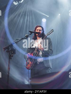 BARCELONA, SPANIEN - Juni 30: Hozier (Blues-Rock-Musiker) tritt am 30. Juni 2024 auf der Bühne im Poble Espanyol auf. Stockfoto