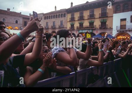 BARCELONA, SPANIEN - Juni 30: Fans haben Spaß bei der Hozier (Blues-Rock-Musiker)-Performance im Poble Espanyol am 30. Juni 2024. Stockfoto