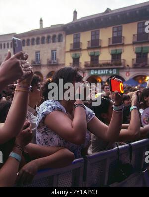 BARCELONA, SPANIEN - Juni 30: Fans haben Spaß bei der Hozier (Blues-Rock-Musiker)-Performance im Poble Espanyol am 30. Juni 2024. Stockfoto