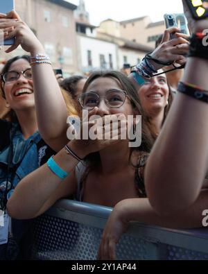 BARCELONA, SPANIEN - Juni 30: Fans haben Spaß bei der Hozier (Blues-Rock-Musiker)-Performance im Poble Espanyol am 30. Juni 2024. Stockfoto