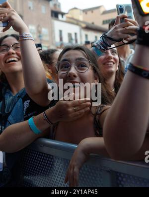 BARCELONA, SPANIEN - Juni 30: Fans haben Spaß bei der Hozier (Blues-Rock-Musiker)-Performance im Poble Espanyol am 30. Juni 2024. Stockfoto