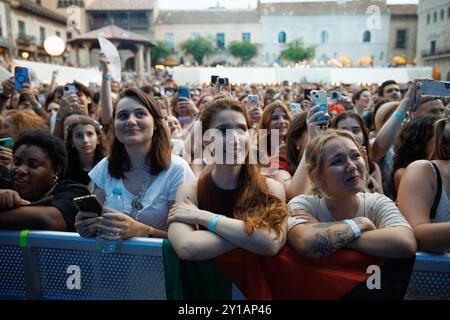 BARCELONA, SPANIEN - Juni 30: Fans haben Spaß bei der Hozier (Blues-Rock-Musiker)-Performance im Poble Espanyol am 30. Juni 2024. Stockfoto