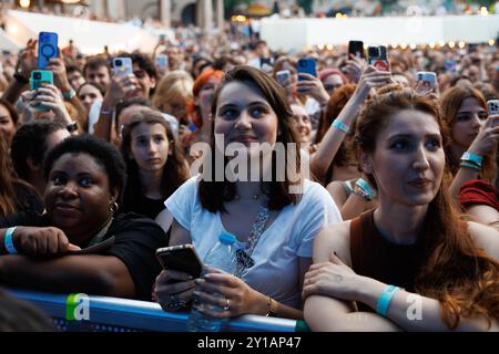 BARCELONA, SPANIEN - Juni 30: Fans haben Spaß bei der Hozier (Blues-Rock-Musiker)-Performance im Poble Espanyol am 30. Juni 2024. Stockfoto