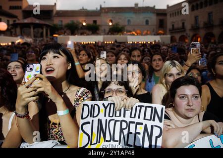 BARCELONA, SPANIEN - Juni 30: Fans haben Spaß bei der Hozier (Blues-Rock-Musiker)-Performance im Poble Espanyol am 30. Juni 2024. Stockfoto