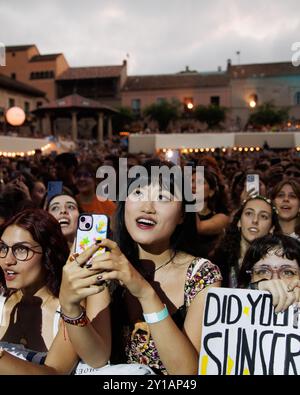 BARCELONA, SPANIEN - Juni 30: Fans haben Spaß bei der Hozier (Blues-Rock-Musiker)-Performance im Poble Espanyol am 30. Juni 2024. Stockfoto