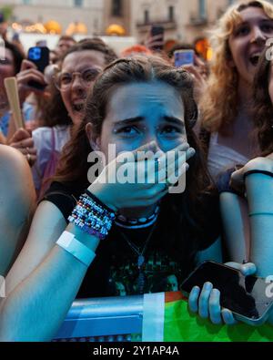 BARCELONA, SPANIEN - Juni 30: Fans haben Spaß bei der Hozier (Blues-Rock-Musiker)-Performance im Poble Espanyol am 30. Juni 2024. Stockfoto