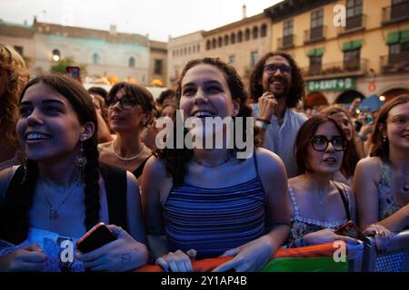 BARCELONA, SPANIEN - Juni 30: Fans haben Spaß bei der Hozier (Blues-Rock-Musiker)-Performance im Poble Espanyol am 30. Juni 2024. Stockfoto