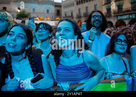 BARCELONA, SPANIEN - Juni 30: Fans haben Spaß bei der Hozier (Blues-Rock-Musiker)-Performance im Poble Espanyol am 30. Juni 2024. Stockfoto