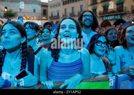 BARCELONA, SPANIEN - Juni 30: Fans haben Spaß bei der Hozier (Blues-Rock-Musiker)-Performance im Poble Espanyol am 30. Juni 2024. Stockfoto