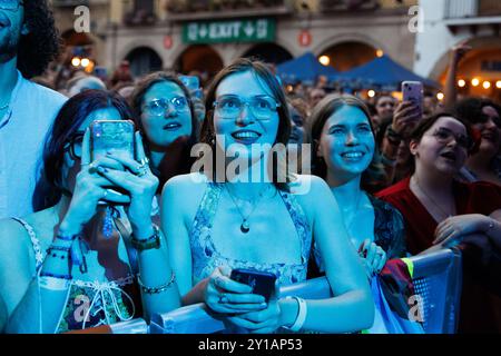 BARCELONA, SPANIEN - Juni 30: Fans haben Spaß bei der Hozier (Blues-Rock-Musiker)-Performance im Poble Espanyol am 30. Juni 2024. Stockfoto