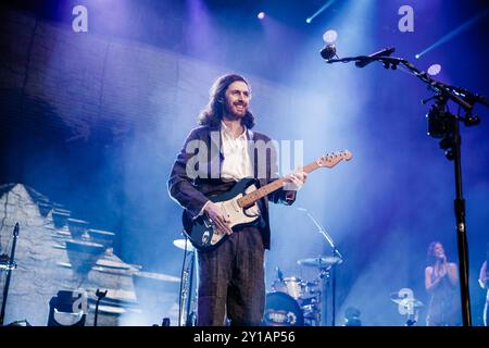 BARCELONA, SPANIEN - Juni 30: Hozier (Blues-Rock-Musiker) tritt am 30. Juni 2024 auf der Bühne im Poble Espanyol auf. Stockfoto