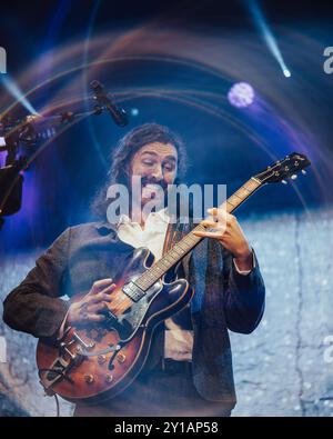 BARCELONA, SPANIEN - Juni 30: Hozier (Blues-Rock-Musiker) tritt am 30. Juni 2024 auf der Bühne im Poble Espanyol auf. Stockfoto