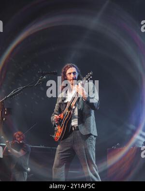 BARCELONA, SPANIEN - Juni 30: Hozier (Blues-Rock-Musiker) tritt am 30. Juni 2024 auf der Bühne im Poble Espanyol auf. Stockfoto