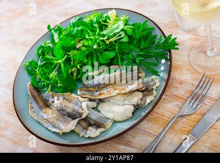 Gebratenes Kabeljaufilet mit Kräutern auf Teller Stockfoto