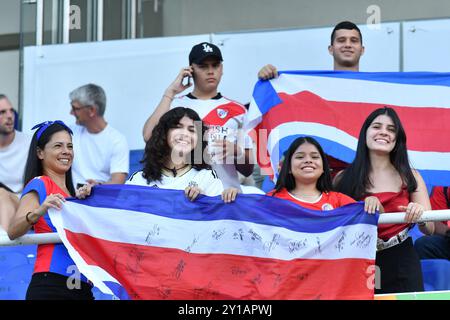 Cali, Kolumbien. September 2024. Fans Costa Ricas beim Spiel der Gruppe F FIFA U-20-Frauen-Weltmeisterschaft Kolumbien 2024 zwischen Nordkorea und Costa Rica im Olympischen Pascual Guerrero-Stadion in Cali am 5. September 2024. Foto: Alejandra Arango/DiaEsportivo/Alamy Live News Credit: DiaEsportivo/Alamy Live News Stockfoto