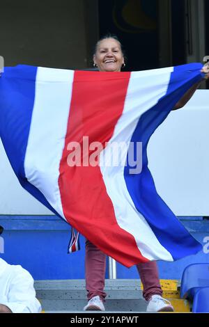 Cali, Kolumbien. September 2024. Fans Costa Ricas beim Spiel der Gruppe F FIFA U-20-Frauen-Weltmeisterschaft Kolumbien 2024 zwischen Nordkorea und Costa Rica im Olympischen Pascual Guerrero-Stadion in Cali am 5. September 2024. Foto: Alejandra Arango/DiaEsportivo/Alamy Live News Credit: DiaEsportivo/Alamy Live News Stockfoto