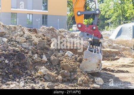 Seit Mitte Juni untersucht ein 9-köpfiges Team des sächsischen Landesamtes für Archäologie die Bereiche neben dem abgerissenen Robotron-Gebäude Stockfoto