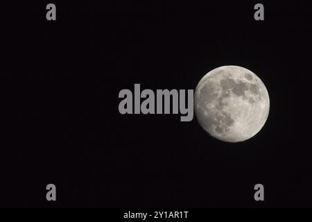 Wachsender Mond, Querformat ausgerichtetes Bild mit Mond isoliert auf schwarzem Hintergrund mit Text oder Kopierraum Stockfoto