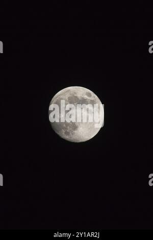 Wachsender Mond, Portrait-orientiertes Bild in Fotoabmessungen mit Mond isoliert auf schwarzem Hintergrund mit Text- oder Kopierraum Stockfoto