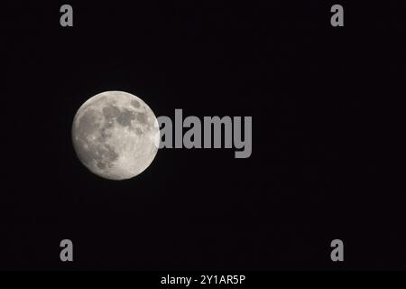 Wachsender Mond, Querformat ausgerichtetes Bild mit Mond isoliert auf schwarzem Hintergrund mit Text oder Kopierraum Stockfoto