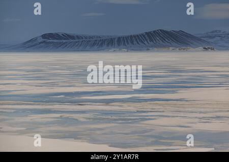 Gefrorener See in einem Schneesturm, dahinter Hverfjall-Krater, Vulkan, Myvatn, Island, Europa Stockfoto