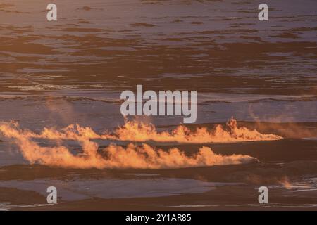 Heiße Quellen und Geothermie im Winter, Hintergrundbeleuchtung, Morgenlicht, Hverir, Namafjall, Myvatn, Island, Europa Stockfoto