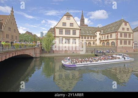 Historisches Museum, historisches Museum, Steinbogenbrücke, Pont du Corbeau, Stufengiebel der Ancienne douane, altes Zollhaus und Fluss Ill mit b Stockfoto