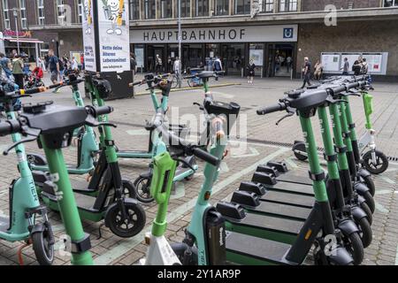 Ausgewiesene Gemeinschaftsstationen, Parkplatz für E-Scooter, Leihfahrräder, E-Scooter, vor dem Hauptbahnhof in Düsseldorf, Nordrhein- Stockfoto