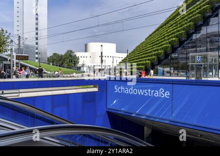 Grüne Fassade, bestehend aus über 30, 000 Hainbuken, die eine gut 8 Kilometer lange Hecke auf dem Dach und der Fassade des Koe-Bogen-2-Gebäudes, Th, bilden Stockfoto