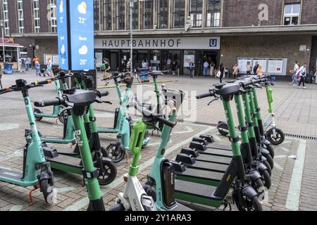 Ausgewiesene Gemeinschaftsstationen, Parkplatz für E-Scooter, Leihfahrräder, E-Scooter, vor dem Hauptbahnhof in Düsseldorf, Nordrhein- Stockfoto