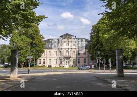 Die Jaegerhofallee im Hofgarten, der zentrale Stadtpark in Düsseldorf, Blick auf Schloss Jaegerhof, Nordrhein-Westfalen, Deutschland, Europa Stockfoto