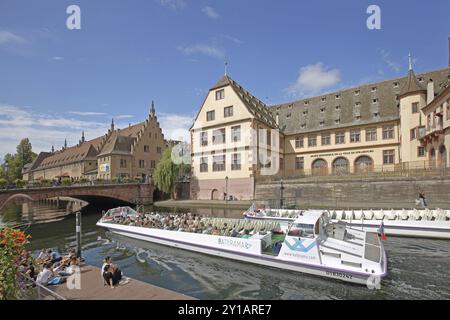 Historisches Museum, historisches Museum, Steinbogenbrücke, Pont du Corbeau und Ancienne douane, altes Zollhaus, Ill, Fluss mit Bootsverkehr, Sightseeing Stockfoto