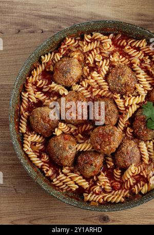 Hackfleischbällchen, in Tomatensauce, mit Fusilli-Nudeln, in einer gusseisernen Pfanne, selbstgemacht, keine Leute Stockfoto