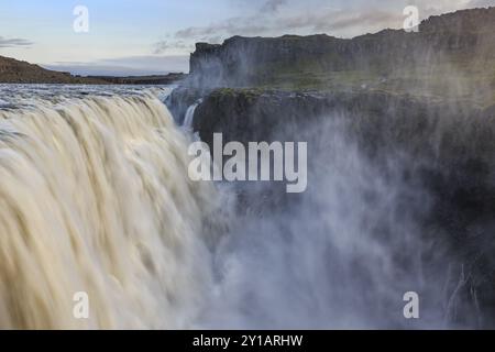 Großer Wasserfall in einer Schlucht, Nebel, Stromschnellen, Sommer, Mitternachtssonne, Dettifoss, Nord-Island, Island, Europa Stockfoto