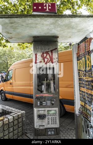 Alte, nicht mehr funktionsfähige öffentliche Telefone, der Telekom, zerstört, schmutzig, am Hauptbahnhof in Düsseldorf, Nordrhein-Westfalen Stockfoto