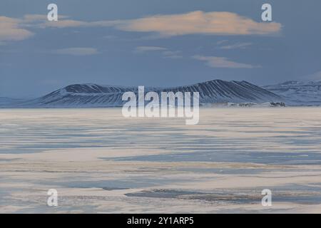 Gefrorener See in einem Schneesturm, dahinter Hverfjall-Krater, Vulkan, Myvatn, Island, Europa Stockfoto