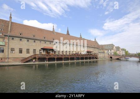 Ancienne douane, altes Zollhaus, historisches Gebäude mit Reflexion, Idylle, Brücke, Pont du Corbeau, Ill, Grande Ile, Straßburg, Unterrhein, Alsac Stockfoto