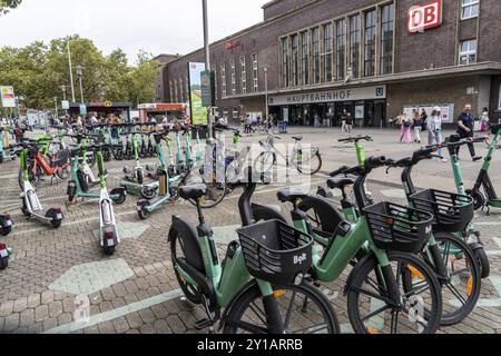 Ausgewiesene Gemeinschaftsstationen, Parkplatz für E-Scooter, Leihfahrräder, E-Scooter, vor dem Hauptbahnhof in Düsseldorf, Nordrhein- Stockfoto