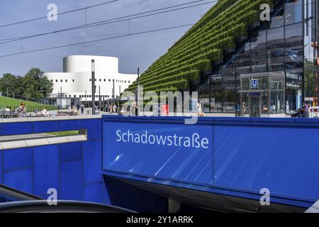 Grüne Fassade, bestehend aus über 30, 000 Hainbuken, die eine gut 8 Kilometer lange Hecke bilden, auf dem Dach und der Fassade des Koe-Bogen-2-Gebäudes Stockfoto