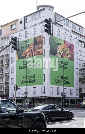 Große Werbebanner, Fassadenverkleidungen, während der Bauarbeiten, Werbung für die Lebensmittellieferfirma Uber Eats, Karlstraße, in Düsseldorf, Nein Stockfoto