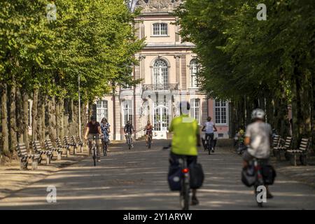 Die Jaegerhofallee im Hofgarten, der zentrale Stadtpark in Düsseldorf, Blick auf Schloss Jaegerhof, Nordrhein-Westfalen, Deutschland, Europa Stockfoto